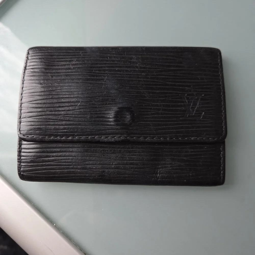 Authentic!!! Vintage! Black Epi Louis Vuitton Key and Card Holder 2003
